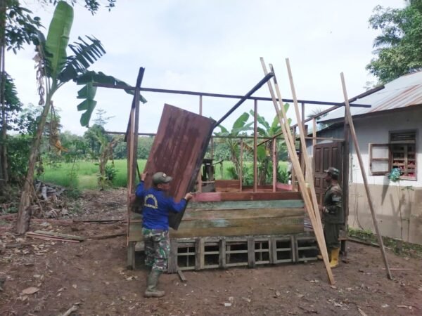 Babinsa Hadir di Tengah Masyarakat, Gotong Royong Bangun Rumah Warga Andang