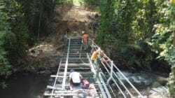 Gotong Royong TNI Dan Warga, Pengelasan Besi Pengaman Jembatan Perintis Garuda Terus Dikebut