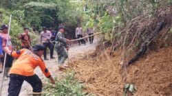 Babinsa Pimpin Pembersihan Longsor, Akses Jalan Mulai Normal