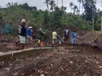 Kodim 1505/Tidore Bersama Warga Gotong Royong Bangun Jembatan Garuda di Desa Gita