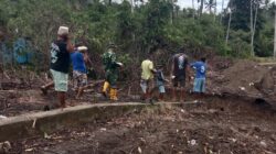 Kodim 1505/Tidore Bersama Warga Gotong Royong Bangun Jembatan Garuda di Desa Gita