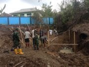 Awali Pembangunan, Personil Kodim 1505/Tidore dan Warga Pasang Bowplank Jembatan Garuda