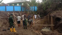 Awali Pembangunan, Personil Kodim 1505/Tidore dan Warga Pasang Bowplank Jembatan Garuda