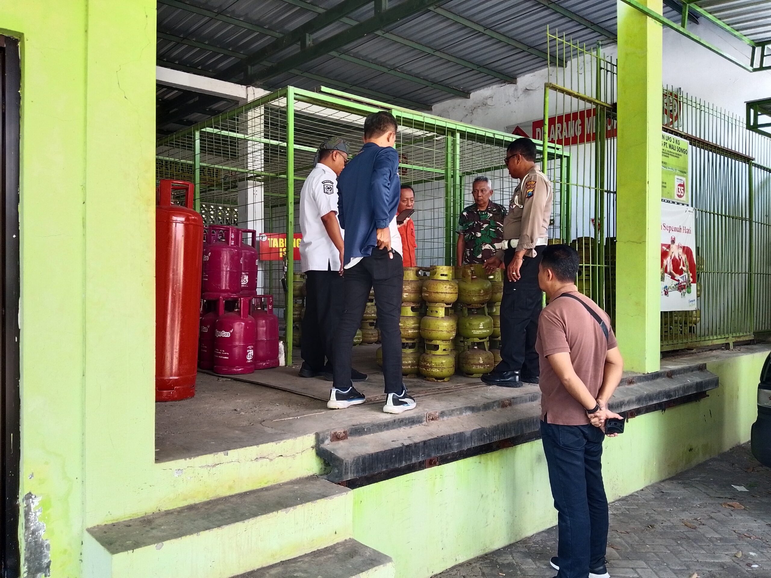 Jaga Stabilitas, Koramil Kraksaan Melakukan Sidak Dan Monev Stok Dan Harga LPG 3 Kg