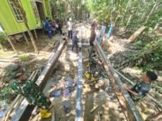 Pengelasan Besi WF Jadi Tahapan Krusial Pembangunan Jembatan Perintis Garuda di Mangkusip