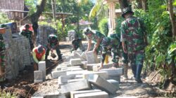 Semangat Anggota Kodim 0820/Probolinggo di Hari Pertama TMMD ke-128, Pemasangan Paving di Desa Brabe Dapat Apresiasi Warga