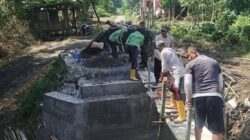 Garap 10 Jembatan Perintis Garuda, Babinsa Kodim Bojonegoro dan Masyarakat Gotong Royong Permudah Konektivitas Wilayah
