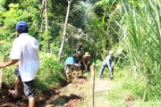 Medan Sulit Tak Surutkan Semangat, Satgas TMMD ke-128 Bangun Jalan Paving di Dusun Klagin, Brabe