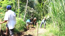 Medan Sulit Tak Surutkan Semangat, Satgas TMMD ke-128 Bangun Jalan Paving di Dusun Klagin, Brabe