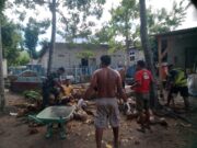 Babinsa Koramil 1505-01/Tidore Bantu Warga Kupas Kelapa untuk Tahlilan di Kelurahan Rum