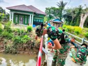 Finishing Jembatan Garuda, Satgas Bersama Warga Lakukan Pengecetan