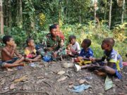 Satgas TMMD ke 128 Kodim 1801/Manokwari Berbagai Makanan Ringgan Dengan Anak-Anak Kampung Tanah Rubuh