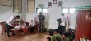 Peduli Kesehatan Anak, Babinsa Leces Dampingi Pemeriksaan Kesehatan Di Sekolah