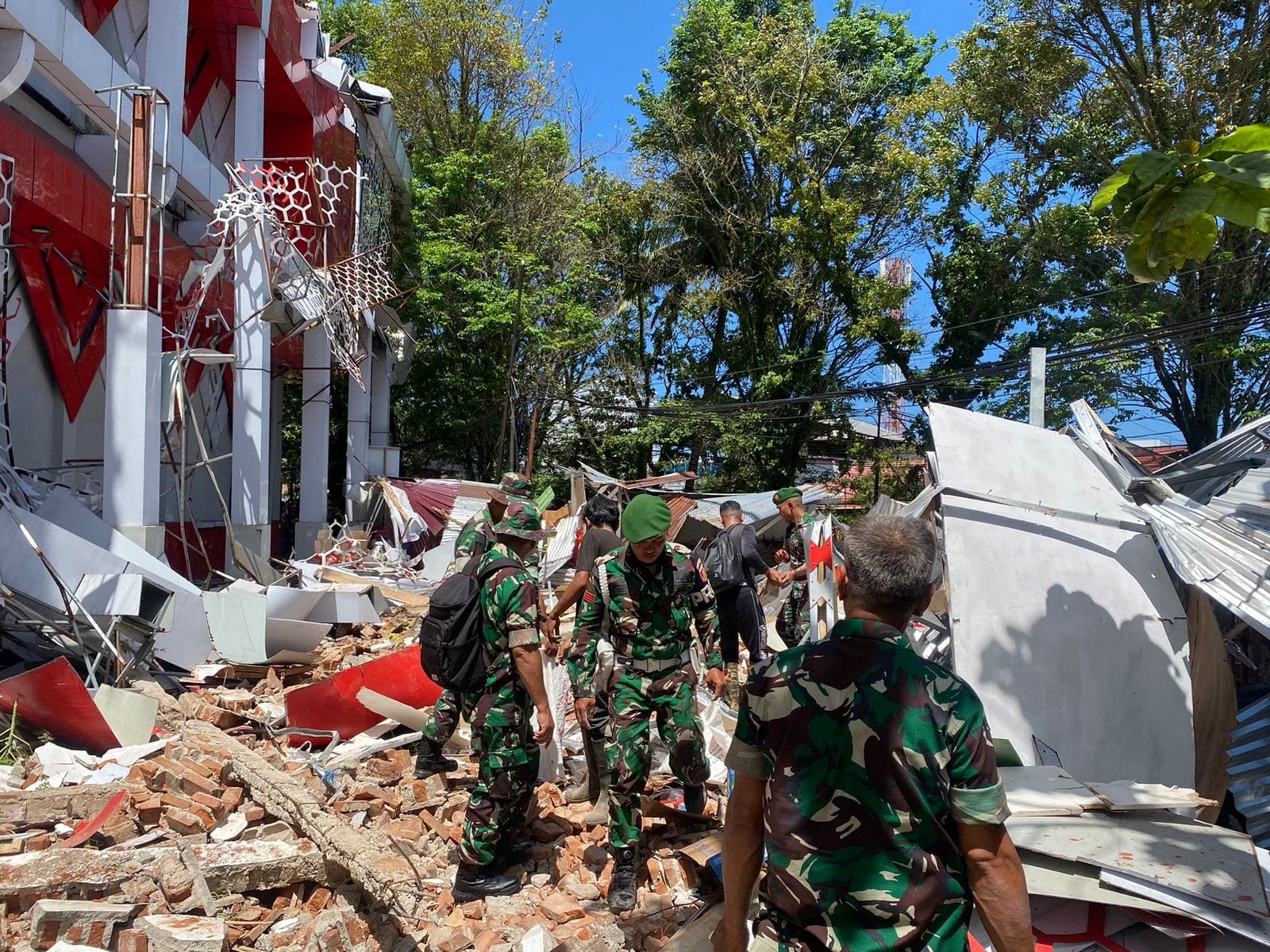 Reaksi Cepat Prajurit TNI Tangani Dampak Gempa M 7,6 di Sulawesi Utara