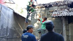 Wujudkan Hunian Layak, Babinsa Kanigoro Bahu Membahu Perbaiki Rumah Warga