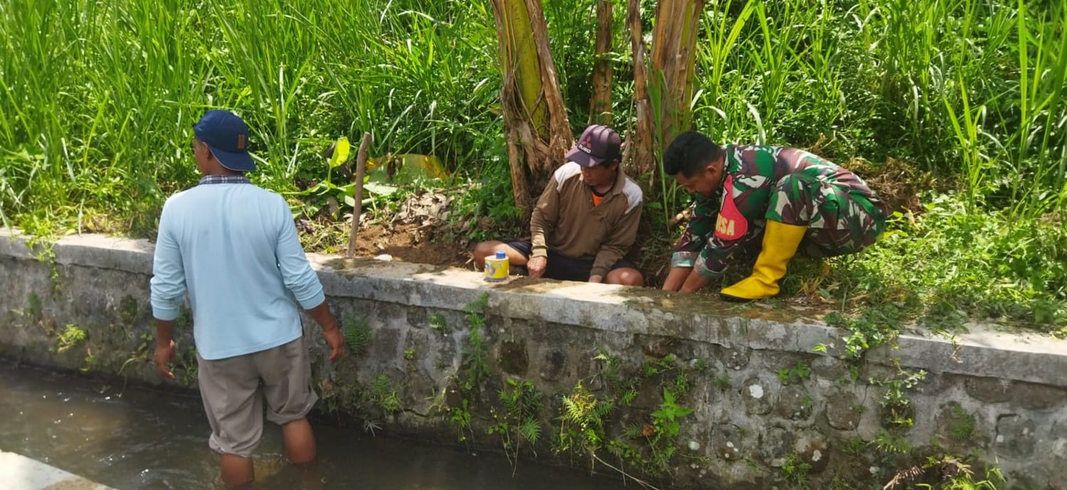 Sinergi Babinsa Dan Warga Desa Semen, Jaga Lingkungan Dan Ketersediaan Air Bersih