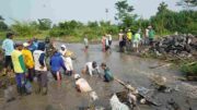 Demi Kelancaran Irigasi Pertanian, Babinsa Kamulan Dampingi Pembersihan Sungai Sodetan Kaliputih