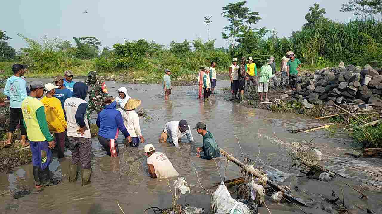 Demi Kelancaran Irigasi Pertanian, Babinsa Kamulan Dampingi Pembersihan Sungai Sodetan Kaliputih