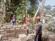 Kerja Bakti Bangun MCK Babinsa Gandean Bersama Warga, Tingkatkan Kesehatan Lingkungan