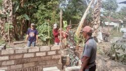 Kerja Bakti Bangun MCK Babinsa Gandean Bersama Warga, Tingkatkan Kesehatan Lingkungan Kerja Bakti Bangun MCK Babinsa Gandean Bersama Warga, Tingkatkan Kesehatan Lingkungan