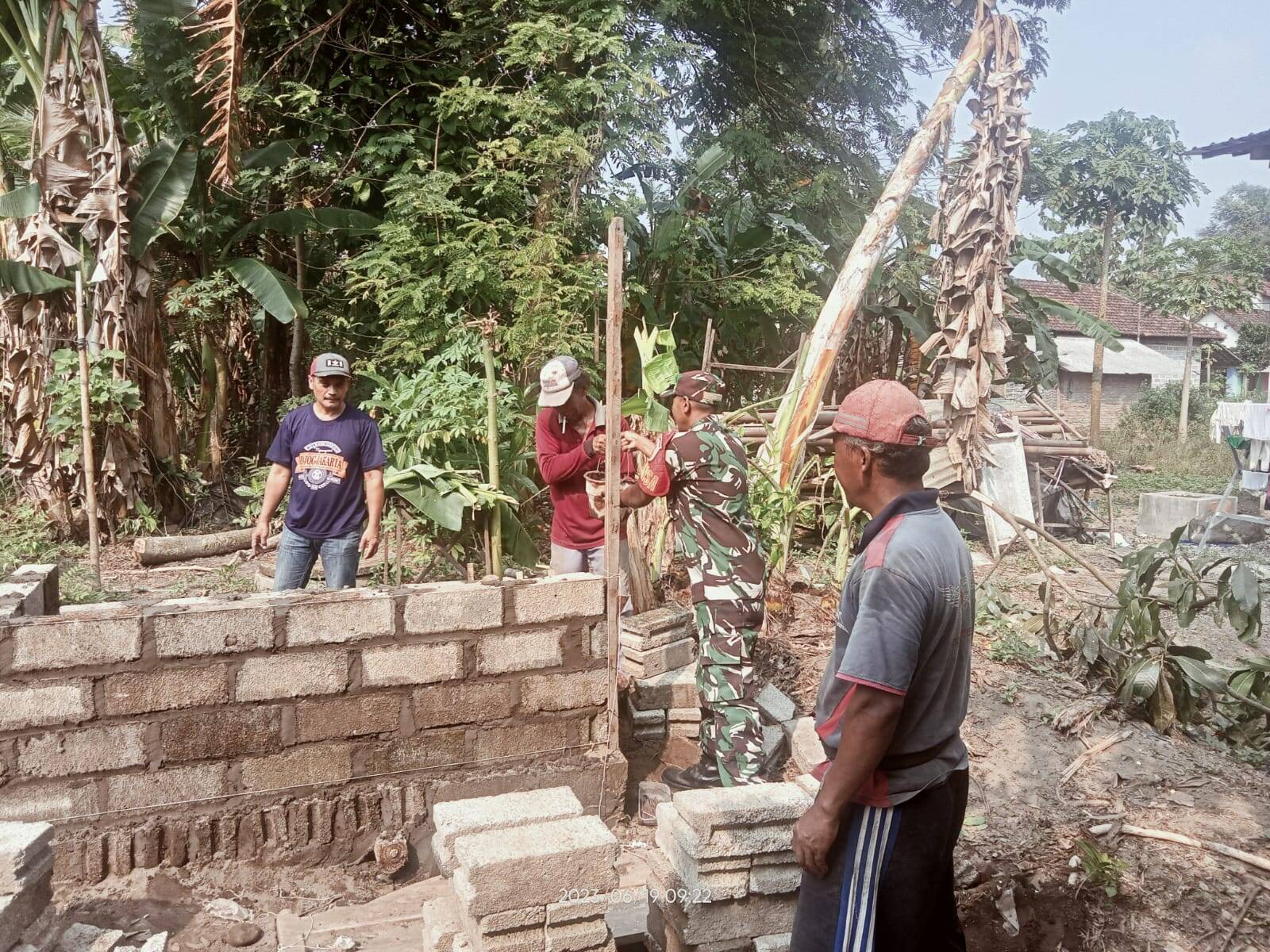 Kerja Bakti Bangun MCK Babinsa Gandean Bersama Warga, Tingkatkan Kesehatan Lingkungan