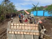 Personel Kodim 1505/Tidore Bersama Warga Percepat Pembangunan Jembatan Garuda 