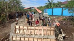 Personel Kodim 1505/Tidore Bersama Warga Percepat Pembangunan Jembatan Garuda 