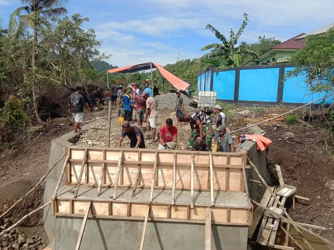 Personel Kodim 1505/Tidore Bersama Warga Percepat Pembangunan Jembatan Garuda 