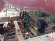 Anggota Kodim 1505/Tidore Bersama Warga Rakit Besi Persiapan Pengecoran Jembatan Garuda