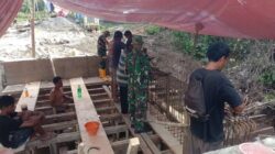 Anggota Kodim 1505/Tidore Bersama Warga Rakit Besi Persiapan Pengecoran Jembatan Garuda