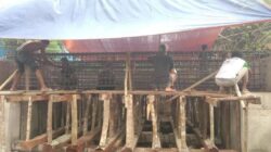 Anggota Kodim 1505/Tidore Bersama Masyarakat Buat Bakisting Gelagar Jembatan Garuda Anggota Kodim 1505/Tidore Bersama Masyarakat Buat Bakisting Gelagar Jembatan Garuda