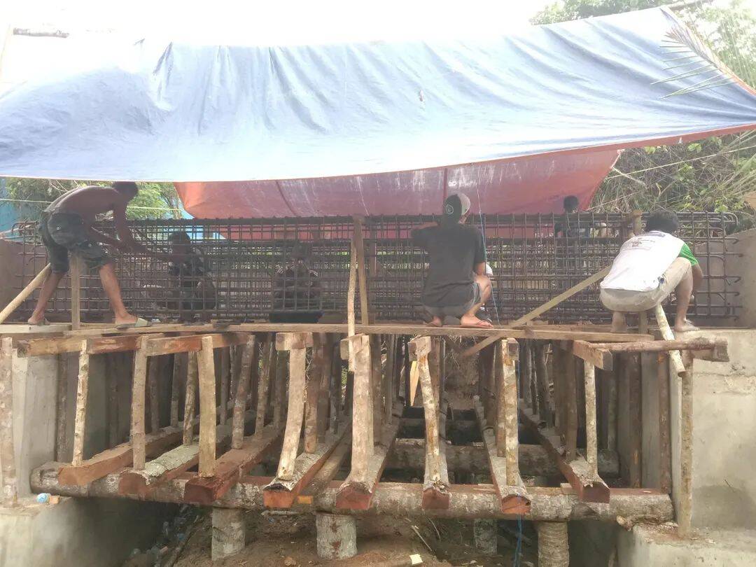 Anggota Kodim 1505/Tidore Bersama Masyarakat Buat Bakisting Gelagar Jembatan Garuda