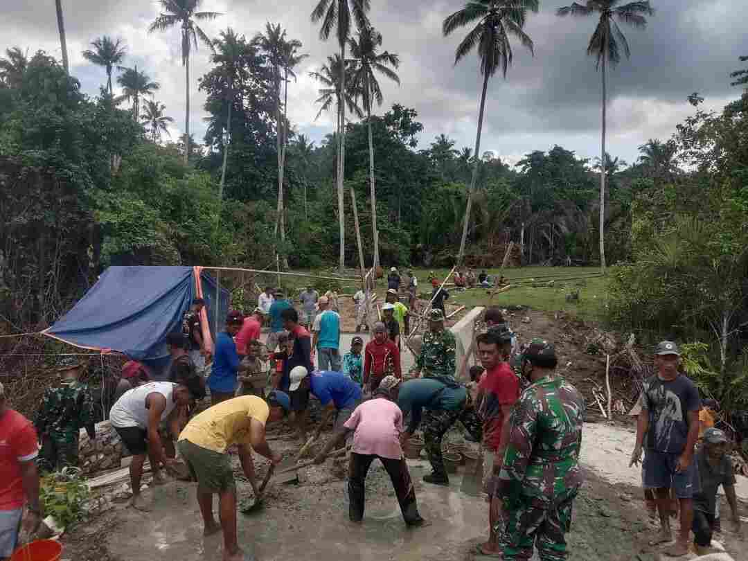 Kebersamaan Jadi Kekuatan, Personel Kodim 1505/Tidore dan Warga Gotong Royong Cor Lantai Jembatan Garuda