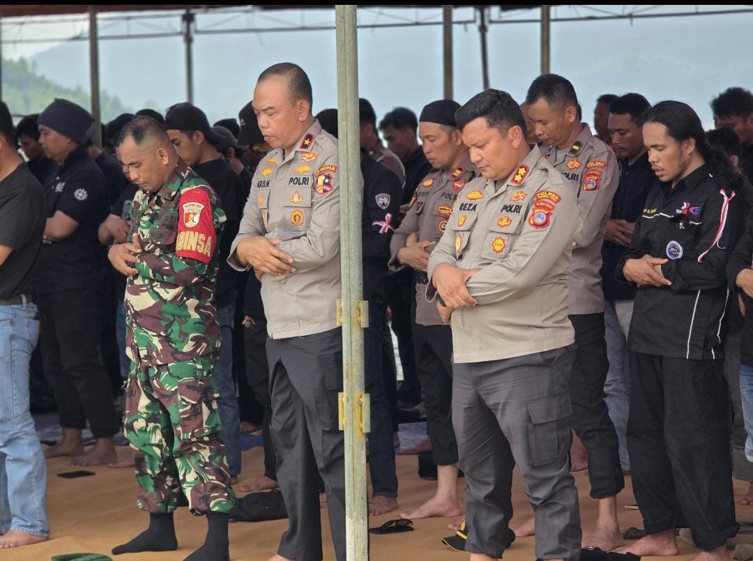 Hari Buruh di Morowali Utara berjalan aman, Kapolres salat Jumat bersama serta bagikan makanan dan minuman gratis kepada buruh