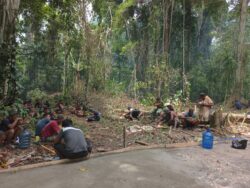 Di Balik Nasi Bungkus Ada Kebersamaan :  TMMD Ke-128 di Kampung Tanah Rubuh, Tanpa Sekat Tanpa Batas