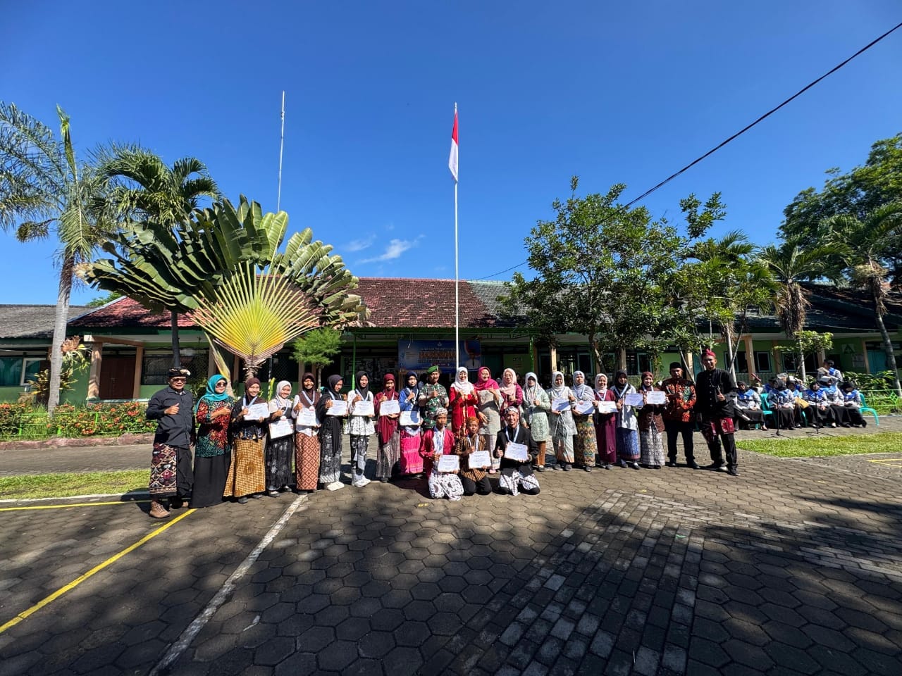 PGRI Gending Peringati Hardiknas 2026, Siswa Berprestasi Raih Penghargaan