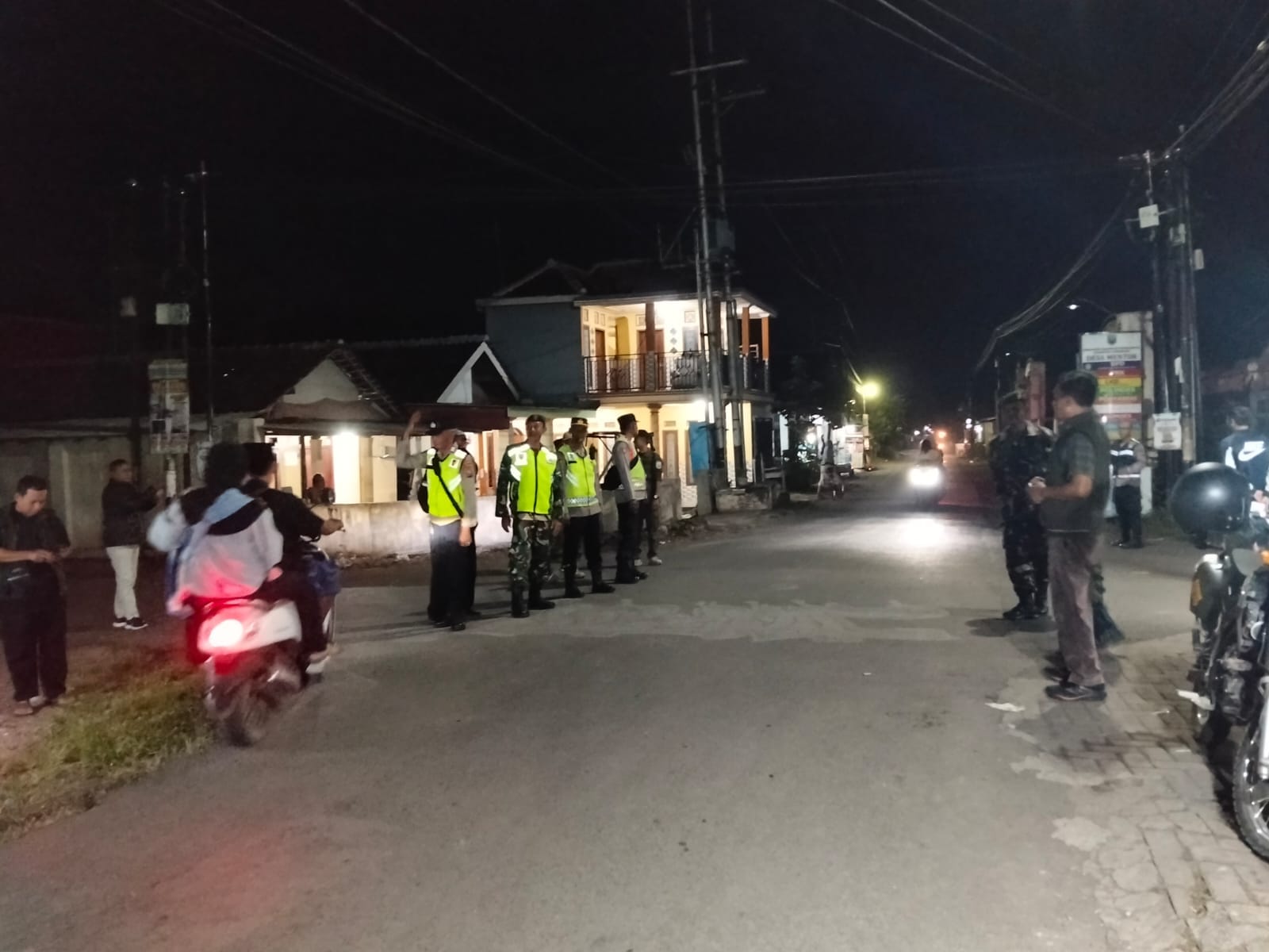 Berikan Ketenangan Dan Kenyamanan, Koramil Sumberasih Patroli Bersama Cipta Kondisi