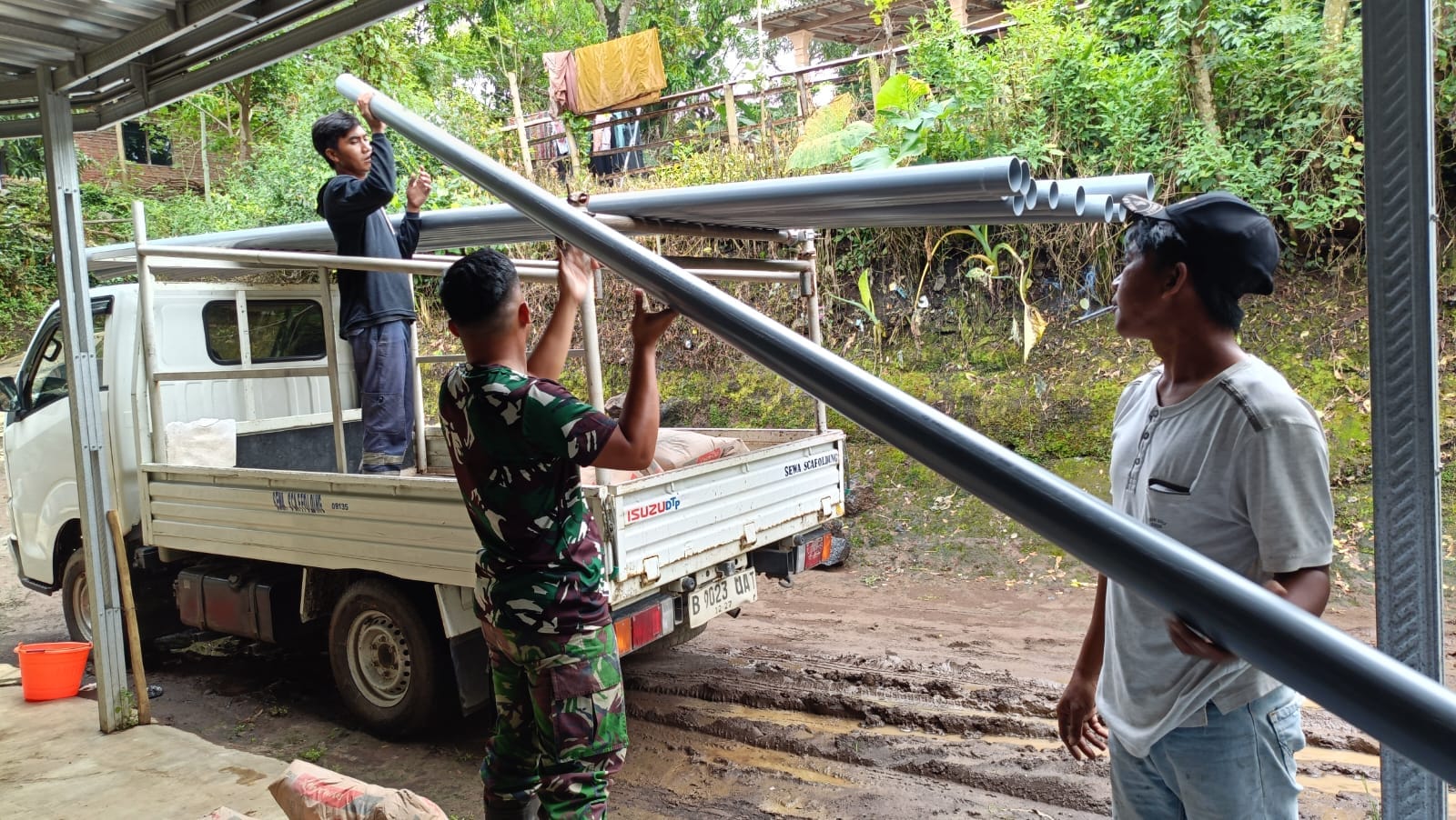 Satgas TMMD Ke-128 dan Warga Bahu Membahu Angkut Material ke Dusun Ledok dan Klagin Brabe