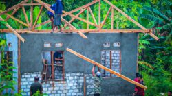 Satgas TMMD Ke-128 Kodim 1801/Manokwari Pasang Rangka Atap Rumah Warga di Kampung Tanah Rubuh