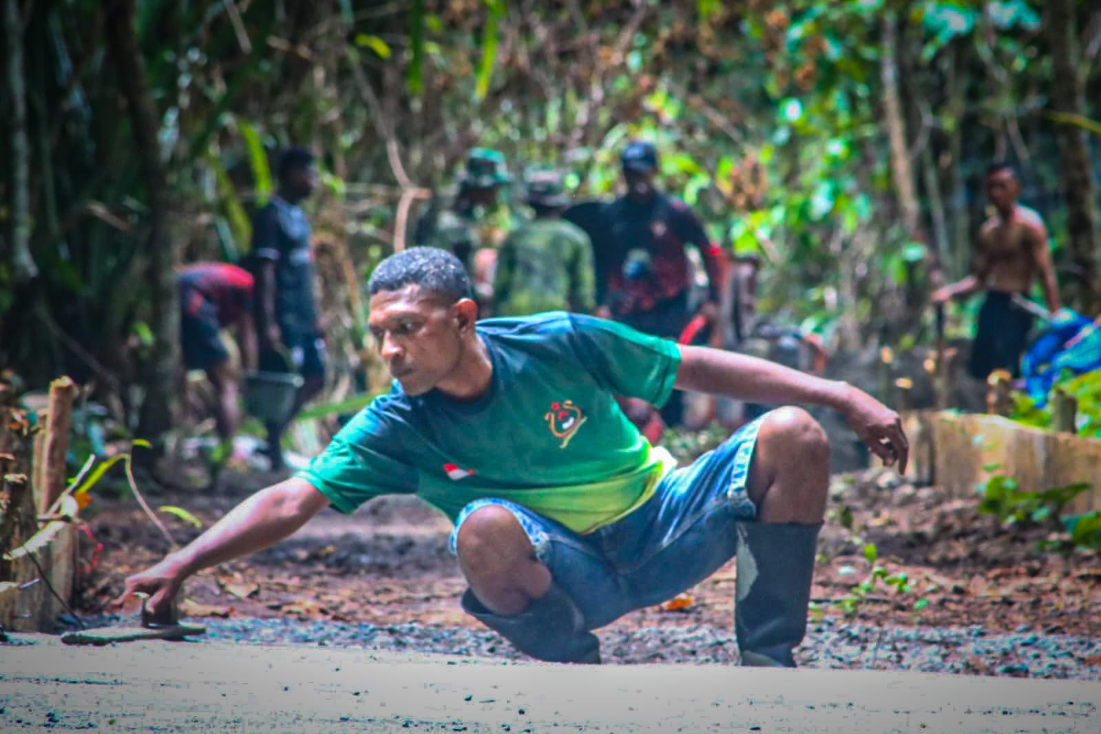 Pasi Ops Kodim 1801/Manokwari Turun Langsung Ikut Pengecoran Jalan TMMD Ke-128 di Kampung Tanah Rubuh