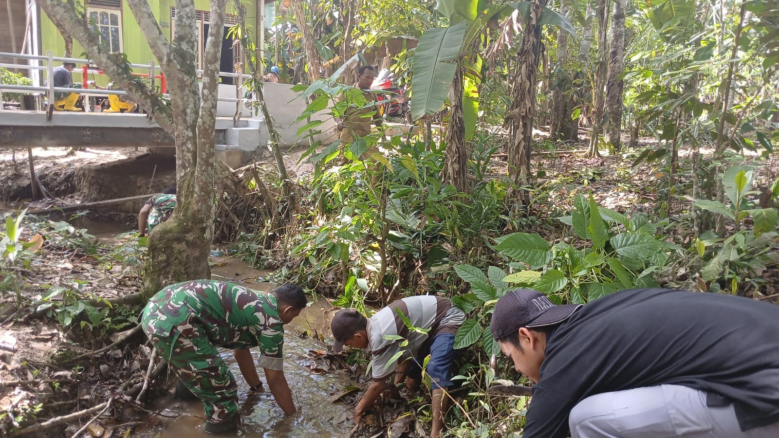 Jembatan Garuda Hampir Rampung, Satgas dan Warga Gotong Royong Bersihkan Area Sekitar