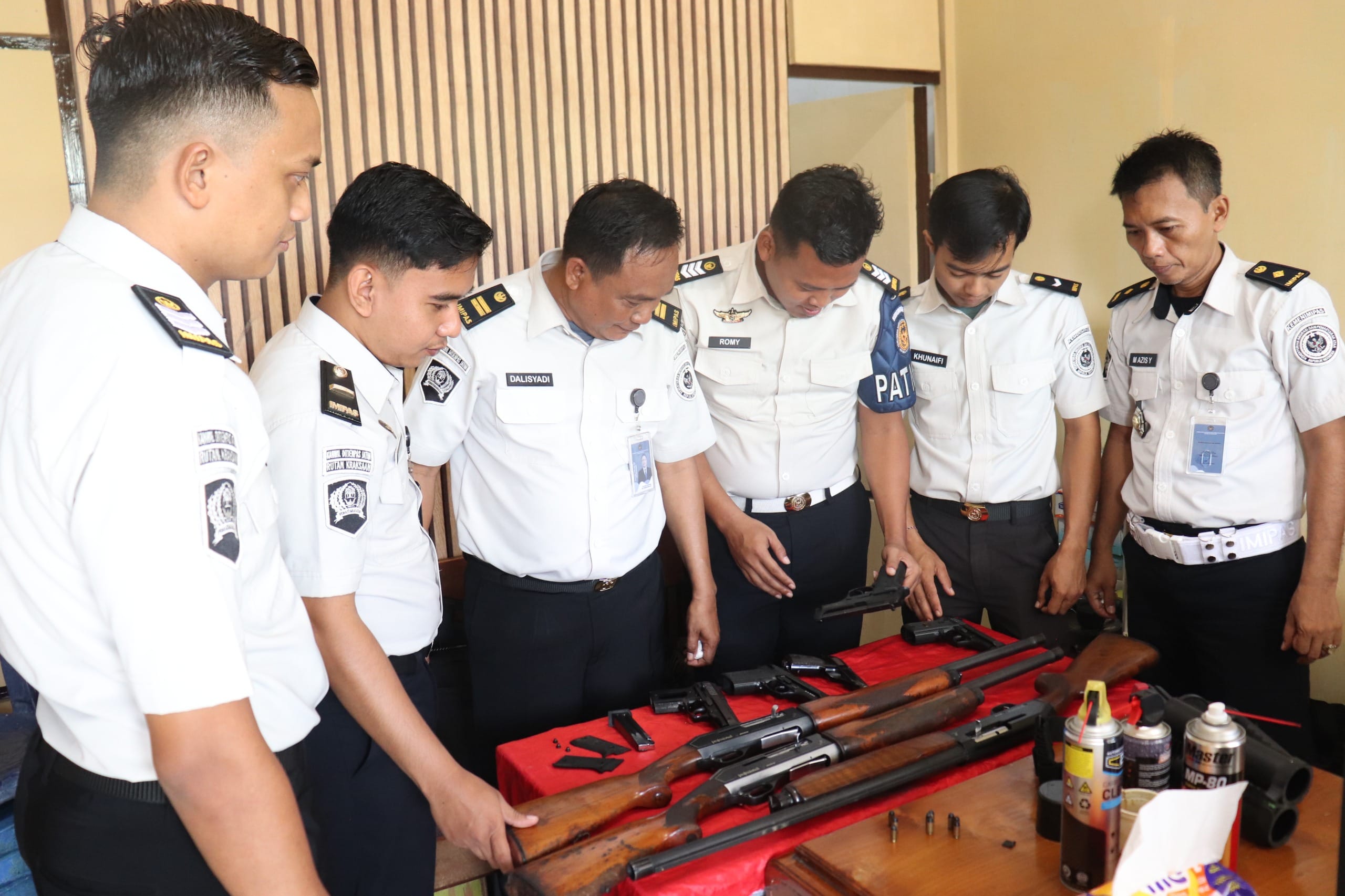 Rutin Rawat Senjata, Rutan Kraksaan Perkuat Sistem Keamanan Internal