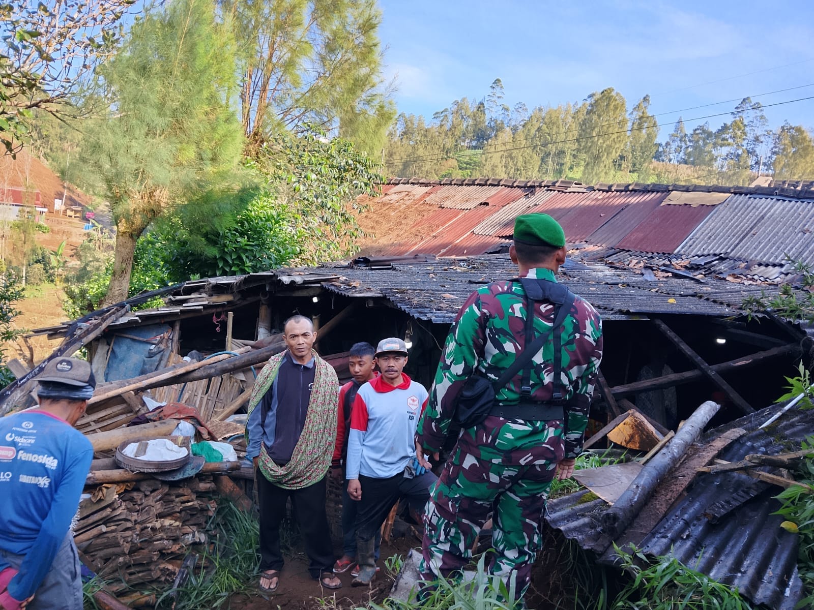 Longsor Terjang Rumah Warga di Lereng Sumber Probolinggo, Babinsa dan Warga Sigap Lakukan Penanganan