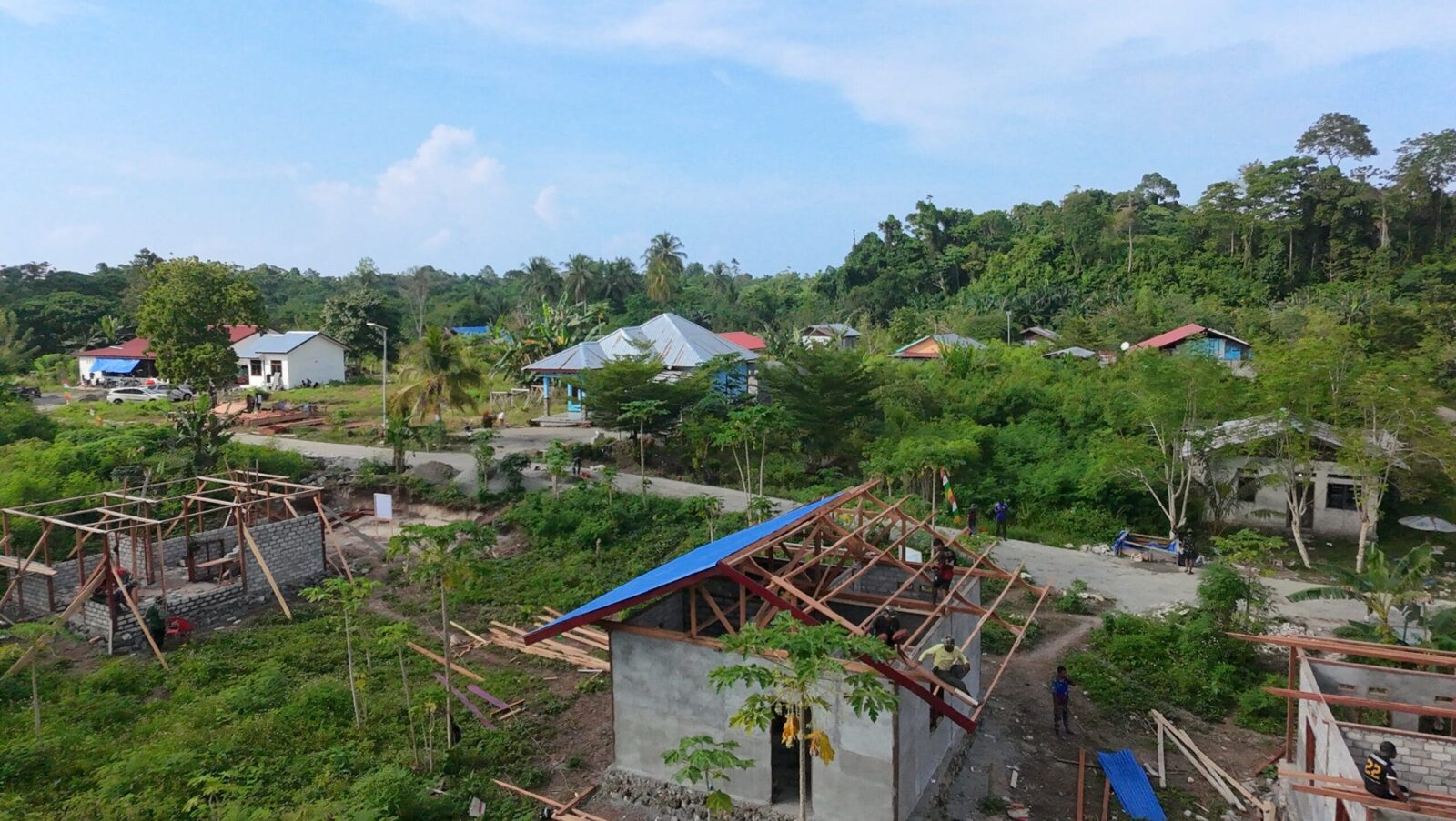 TNI Percepat Pembangunan Rumah Warga melalui Program TMMD ke-128 di Kampung Tanah Rubuh
