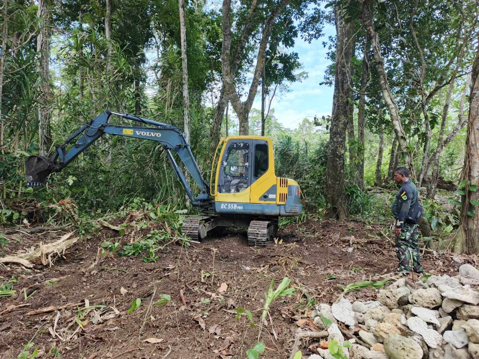 Satgas TMMD Ke-128 Kodim 1801/Manokwari Buka Lahan 2 Hektar untuk Program Tanam Kakao
