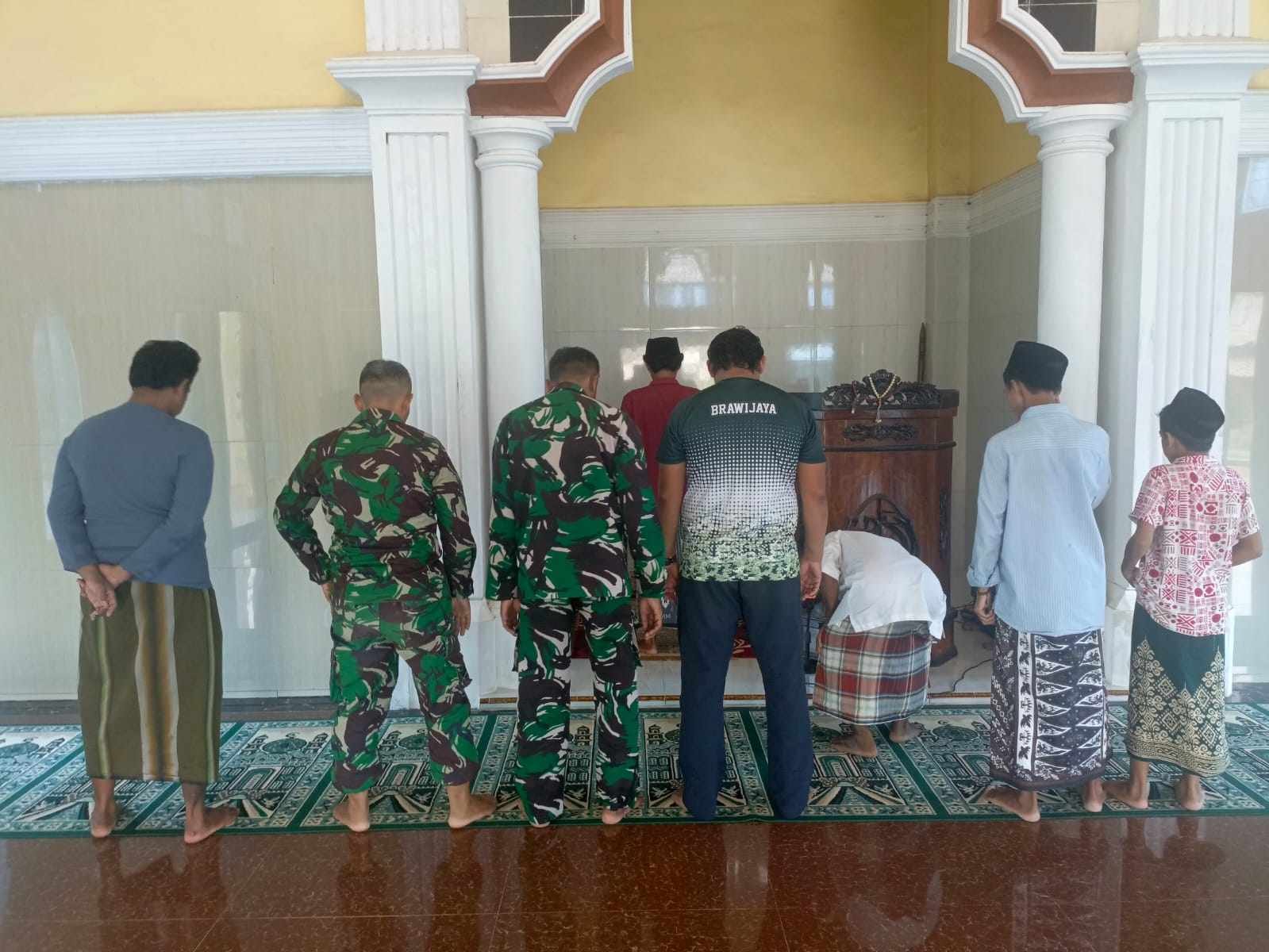 Tingkatkan Kemanunggalan, Satgas TMMD Ke-128 Sholat Asar Berjamaah Bersama Warga Desa Brabe