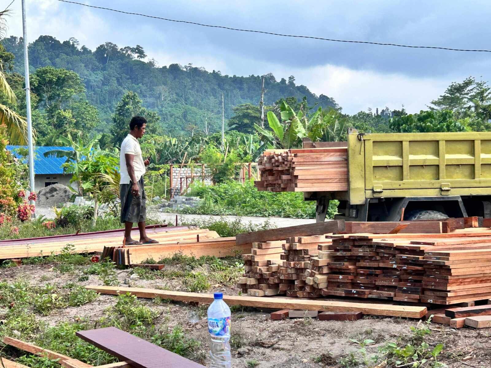 Pengedropan Material Lokal Dipercepat, Satgas TMMD Ke-128 Kodim 1801/Manokwari Kejar Target Pembangunan