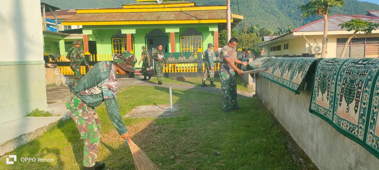 Peduli Kebersihan, Personel Kodim 1505/Tidore Gelar Jumat Berkah, Bersihkan Masjid dan Lingkungan