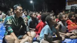 Nonton Bareng Film Edukasi, Satgas TMMD Bagikan Makanan Bergizi kepada Anak-Anak Kampung Keakwa