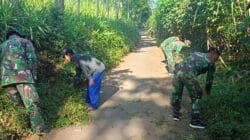 Satgas TMMD Ke-128 Kodim 0820/Probolinggo dan Warga Desa Brabe Gelar Pembersihan Jalan di Dusun Klagin